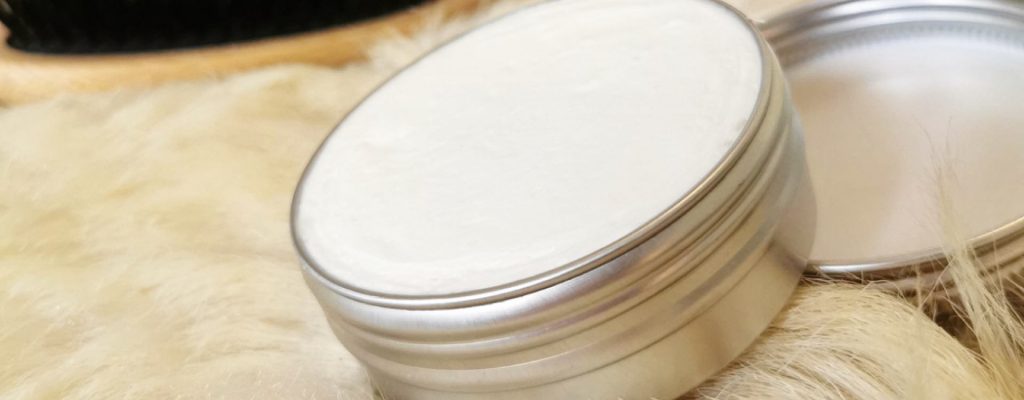 Cheveux blancs : vous êtes en pleine transition ? Nos conseils beauté