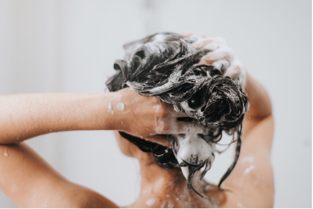 Femme faisant son shampoing sous la douche