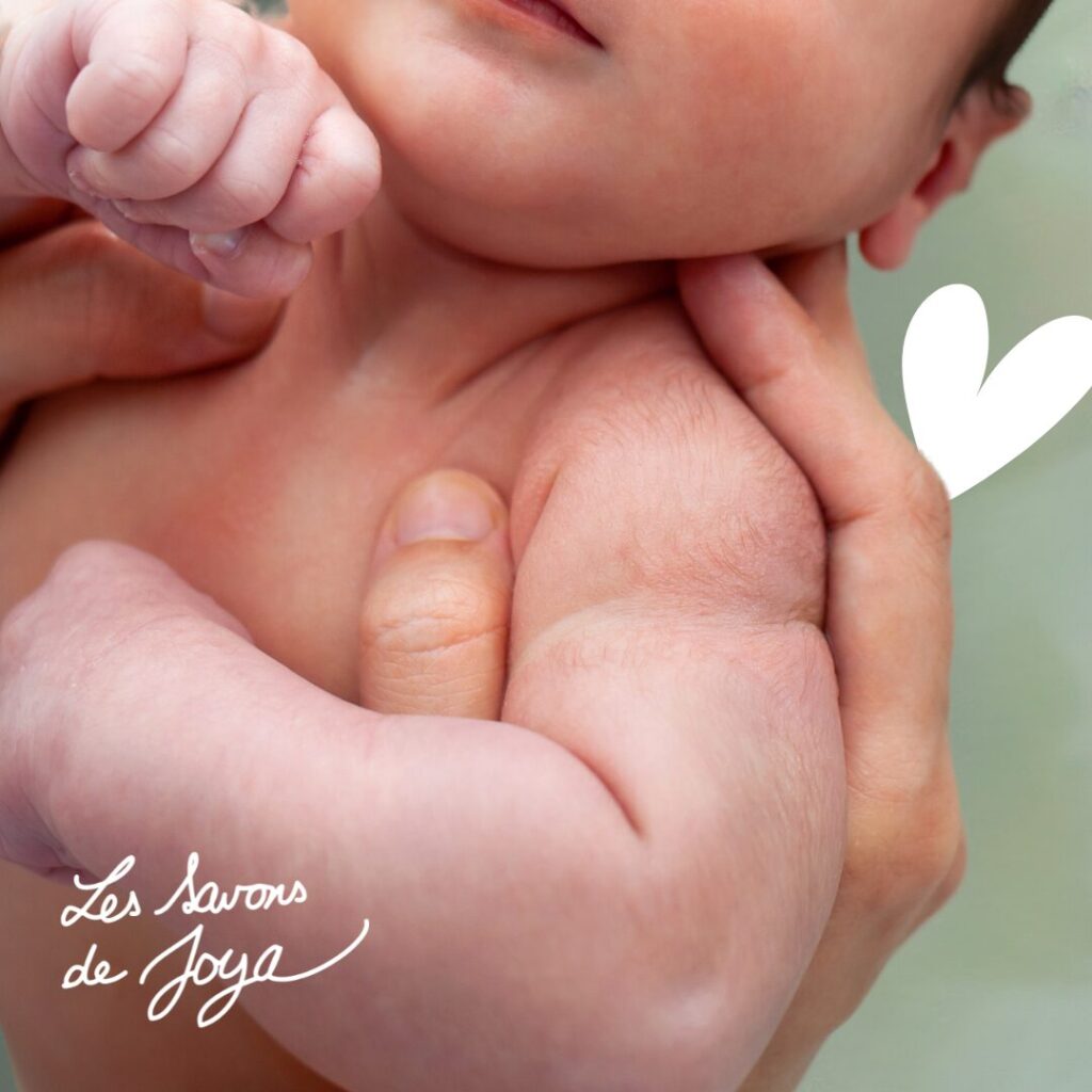 peau de bébé après le bain et l'utilisation du savon solide bébé lait d'avoine camomille des savons de joya