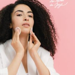 Nettoyer efficacement sa peau maquillée tous les jours naturellement : le guide essentiel anti-boutons et anti-âge.