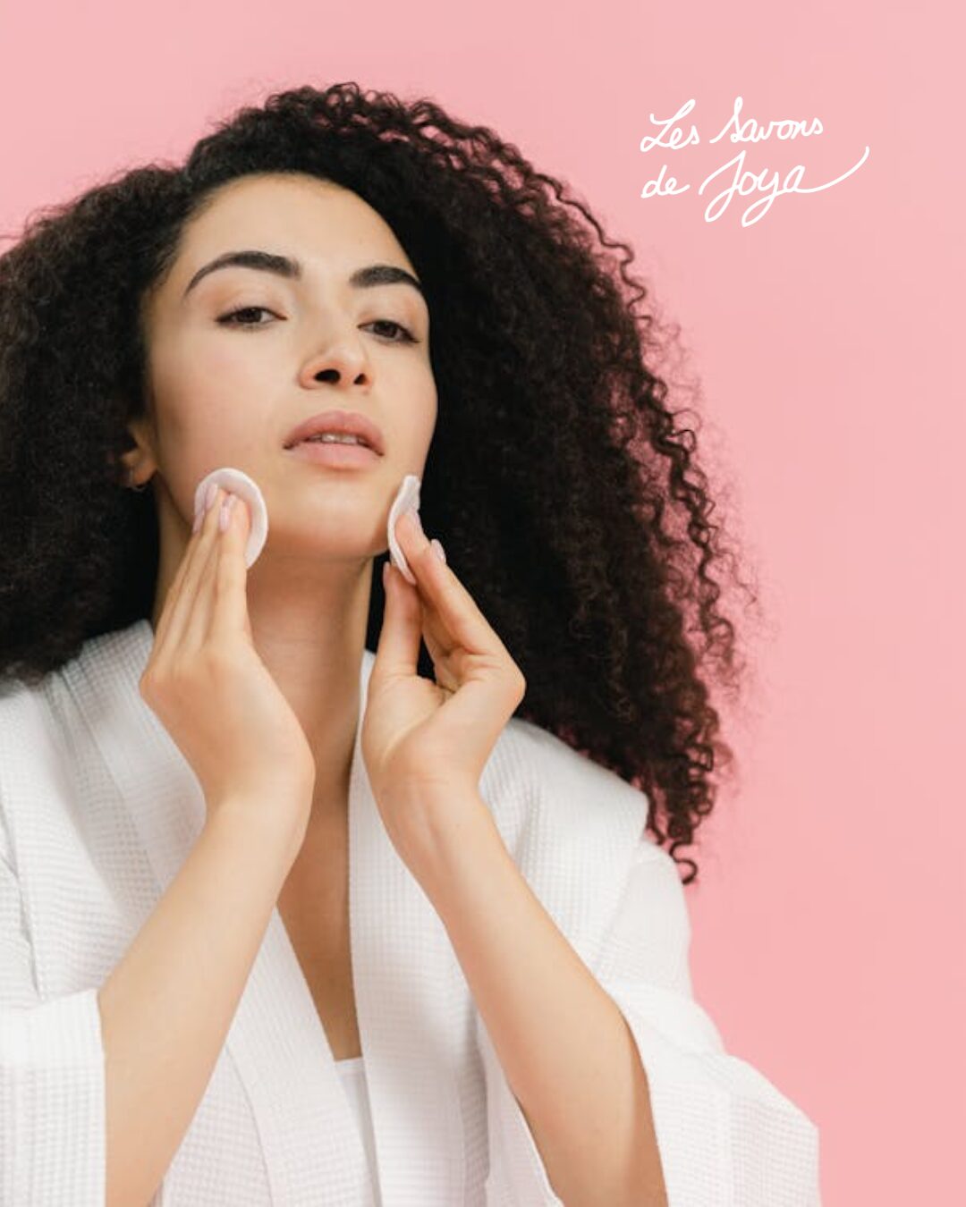 Nettoyer efficacement sa peau maquillée tous les jours naturellement : le guide essentiel anti-boutons et anti-âge.