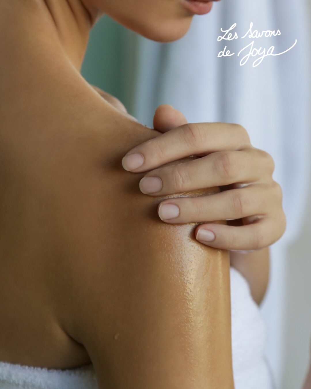 Qu’est-ce qu’une huile sèche et comment l’utiliser pour sublimer votre peau et vos cheveux ?