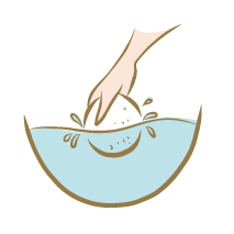 <p>Trempez l’éponge konjac dans de l'eau tiède durant quelques minutes pour qu'elle gonfle</p>