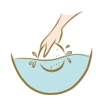 Frottez délicatement sur la zone où se situe la tâche à enlever puis trempez le linge imbibé de savon dans une bassine d’eau pendant une quinzaine de minutes.
