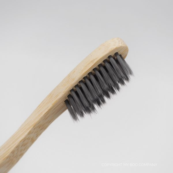 Brosse à dents en bambou avec poils noirs vue rapprochée