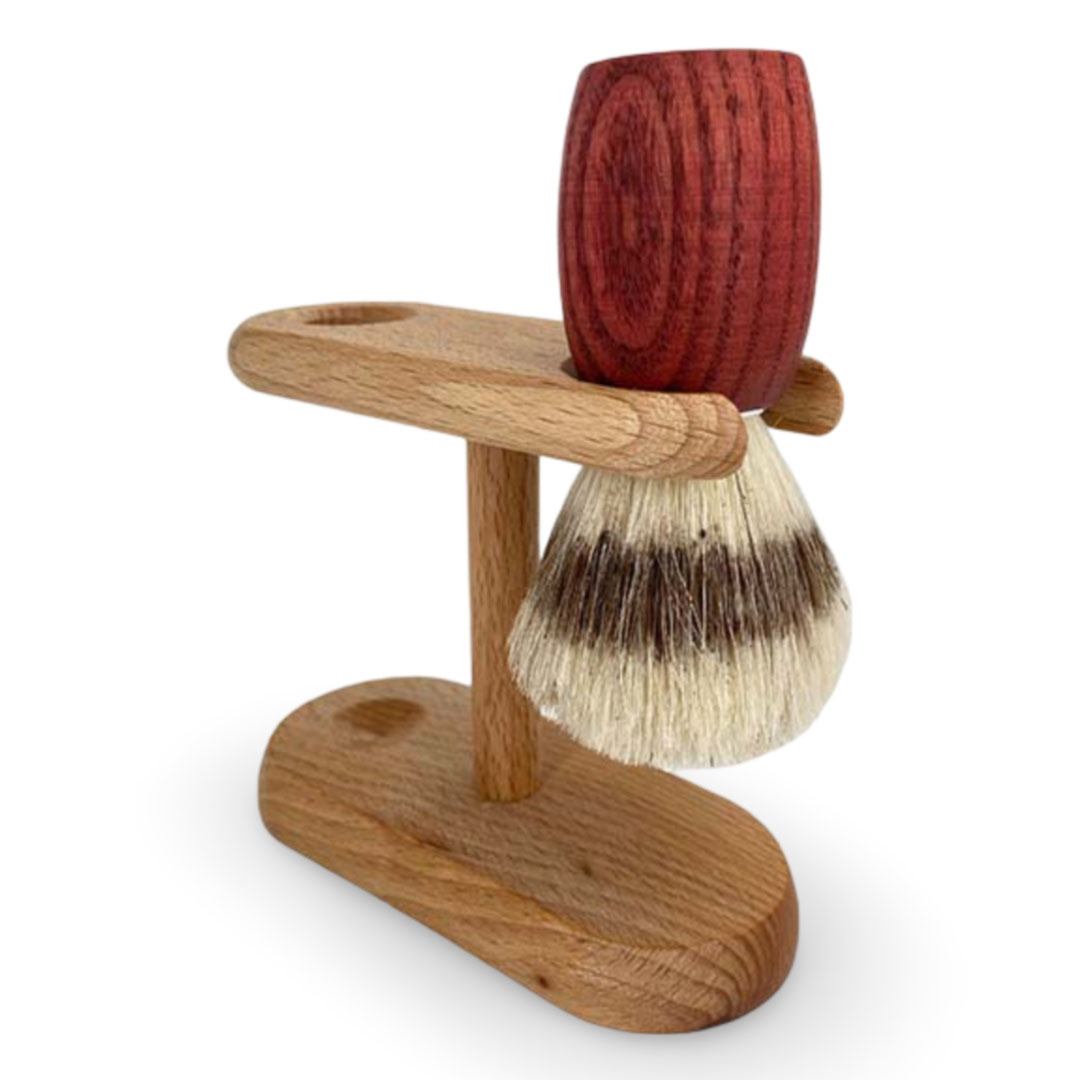 Blaireau frêne et soies sur son porte blaireau.
