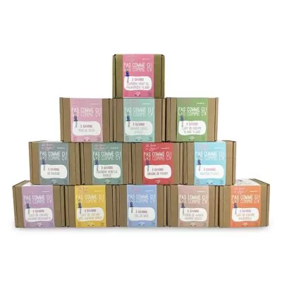 Plusieurs boites en carton empiler contenant chacun trois barres de savon d'une même sorte n'étant pas comme çi pas comme ça. 