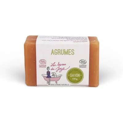 Savon aux agrumes de couleur orange, étiquetée AGRUMES, de la marque Les Savons de Joya. Le produit, pesant 100 grammes, est certifié COSMOS ORGANIQUE et BIO, avec l'indication 100% d'origine naturelle sur l'emballage.