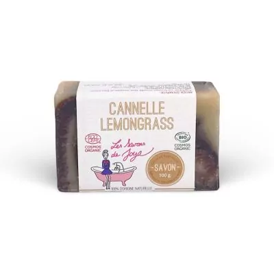 
Savon artisanal parfumé à la cannelle et au lemongrass de 'Les Savons de Joya', emballé avec des étiquettes indiquant COSMOS ORGANIC et BIO. Le savon, d'un poids de 100g, est composé à 100% d'origine naturelle, et présente une texture marbrée.