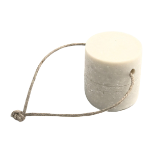 Un détachant solide pour le linge sous forme de cylindre blanc, accompagné d'une corde en fibre naturelle qui semble servir de manche ou de support pour le produit.